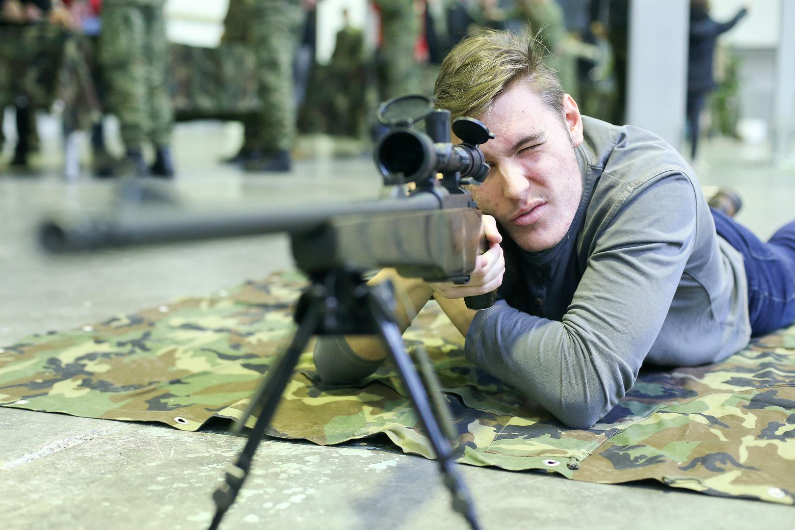 ...te integrirani preddiplomski i diplomski sveučilišni studij Vojnog pomorstva te preddiplomski i diplomski studij Aeronautike – smjer vojni pilot.