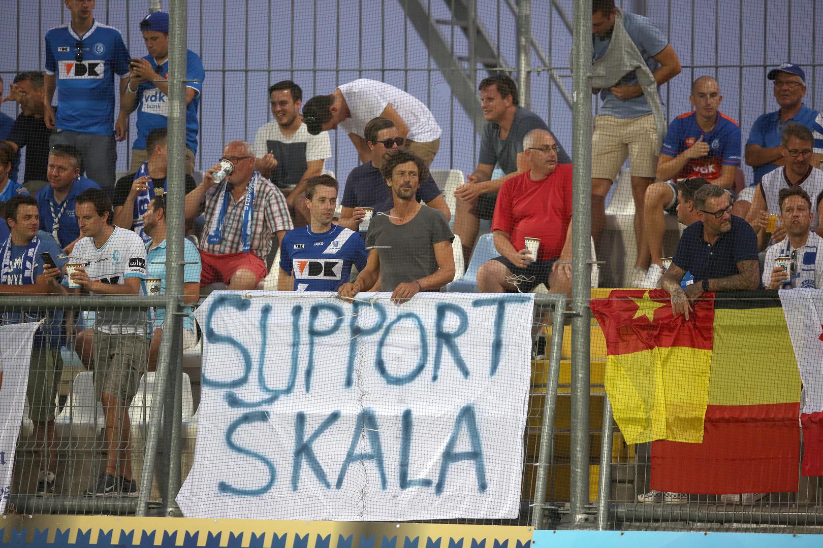 Škalameri su podršku pružili i navijači Genta na tribinama Rujevice uz transparent 'Support Škala' (Podrška Škali).