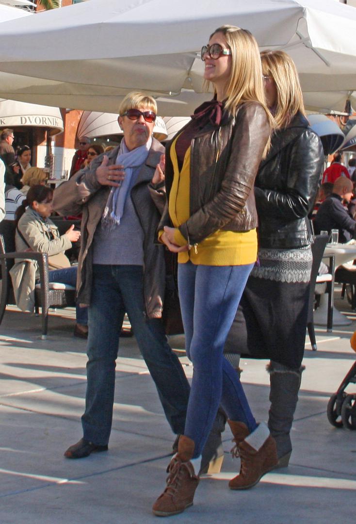 Mirta je završila jezičnu gimnaziju nakon koje je diplomirala pravo na Pravnom fakultetu u Splitu.