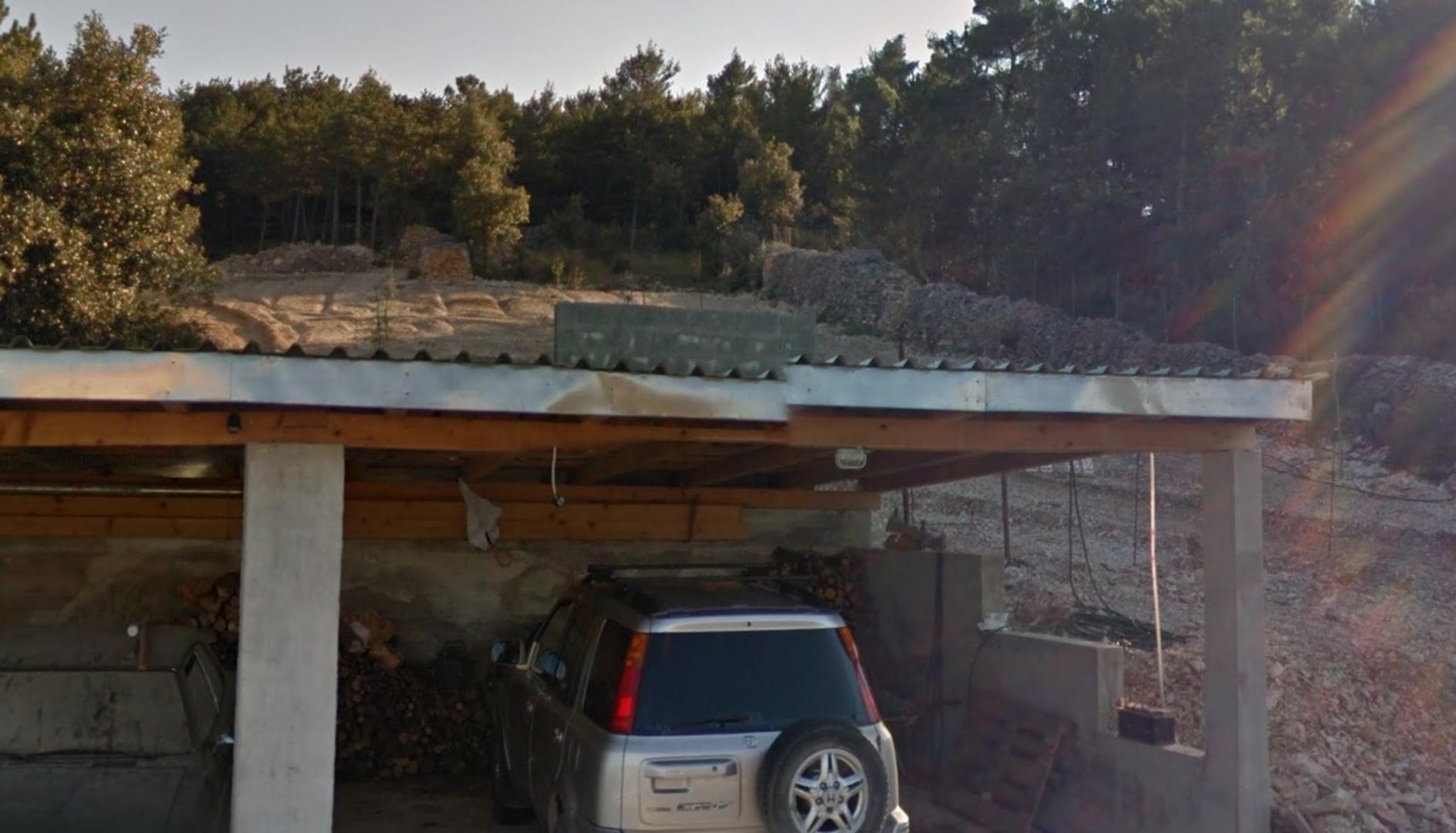 Snimke vile i parcele s nadstrešnicom za vozila od studenoga 2011. pokazuju kameniti “pašnjak” tada još bez staje