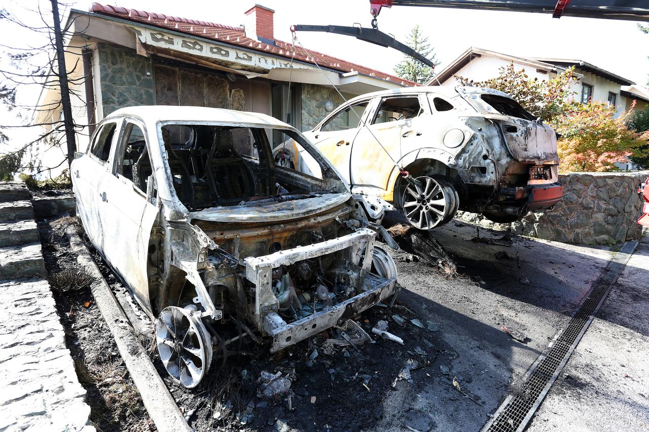 Maksimir - Dva vozila potpuno izgorjela ispred obiteljske kuće