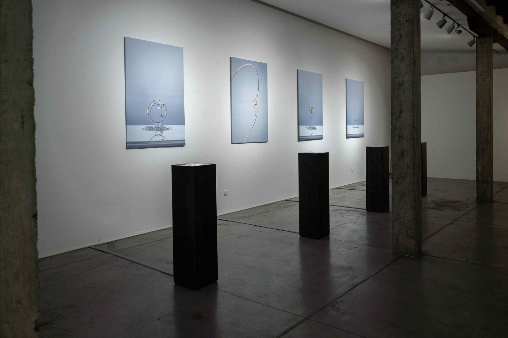 Njena kolekcija nakita ne razlikuje svakodnevno od svečanog; pripada intimi, osobnom ritmu i trenucima koji su istinski naši. Luksuz kolekcije nije u dekoraciji, nego u prisutnosti i suzdržanoj ljepoti, gdje zlatna nit postaje tvar, a forma prenosi emociju i senzibilitet