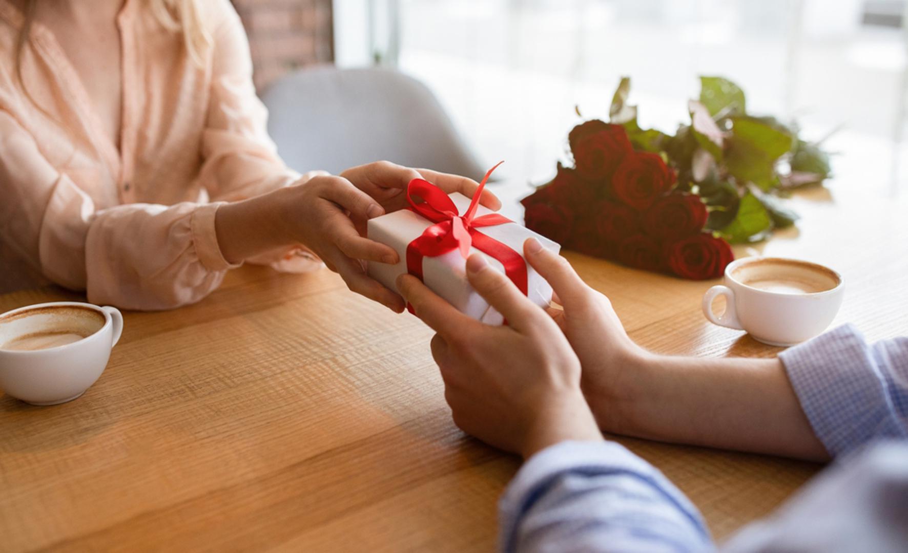Rak: Rakovi će se rastopiti na poklon koji ima emociju: album uspomena, personalizirana šalica, foto-okvir ili pismo u kuverti. Njima je važno da dar ima značenje i da pokazuje toplinu. Najbolje prolaze 'nježni' pokloni koji mirišu na dom i sigurnost.
