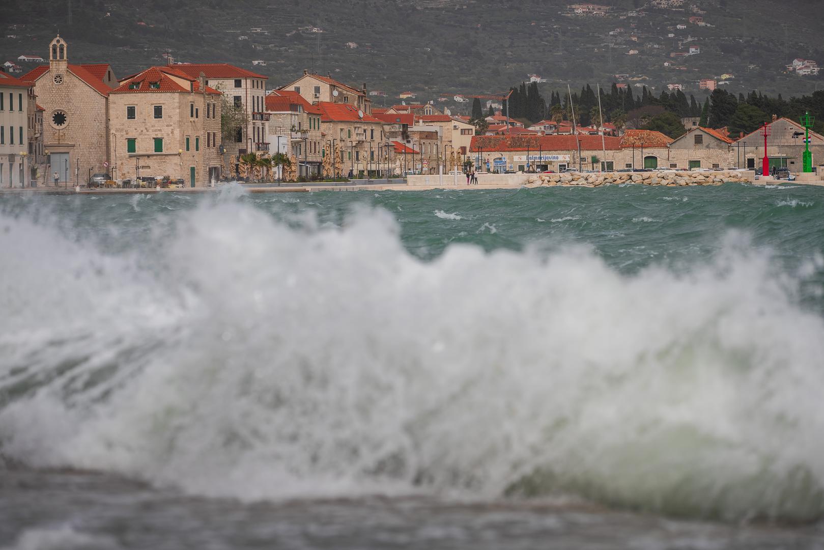 01.04.2024., Kastel Novi -  Olujno Jugo podize valove i  stvara probleme na Jadranu. Photo: Zvonimir Barisin/PIXSELL