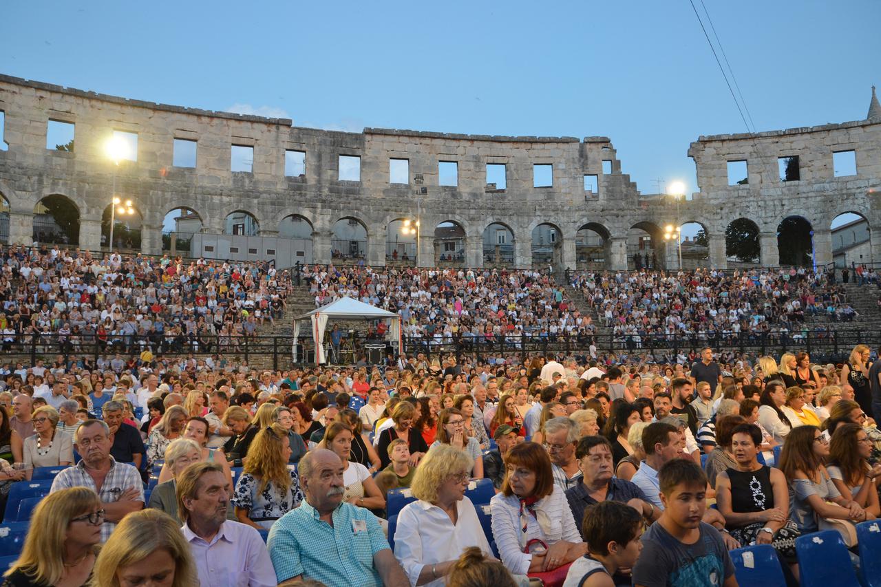 Ansambl Lado u pulskoj Areni