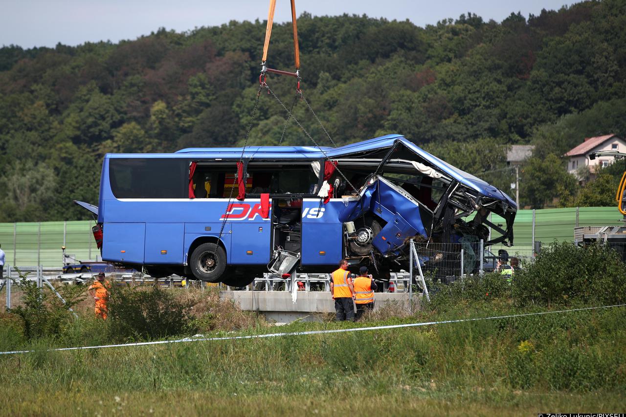 Teška nesreća na A4: Izvlačenje autobusa nakon nesreće u kojoj je poginulo 12 ljudi
