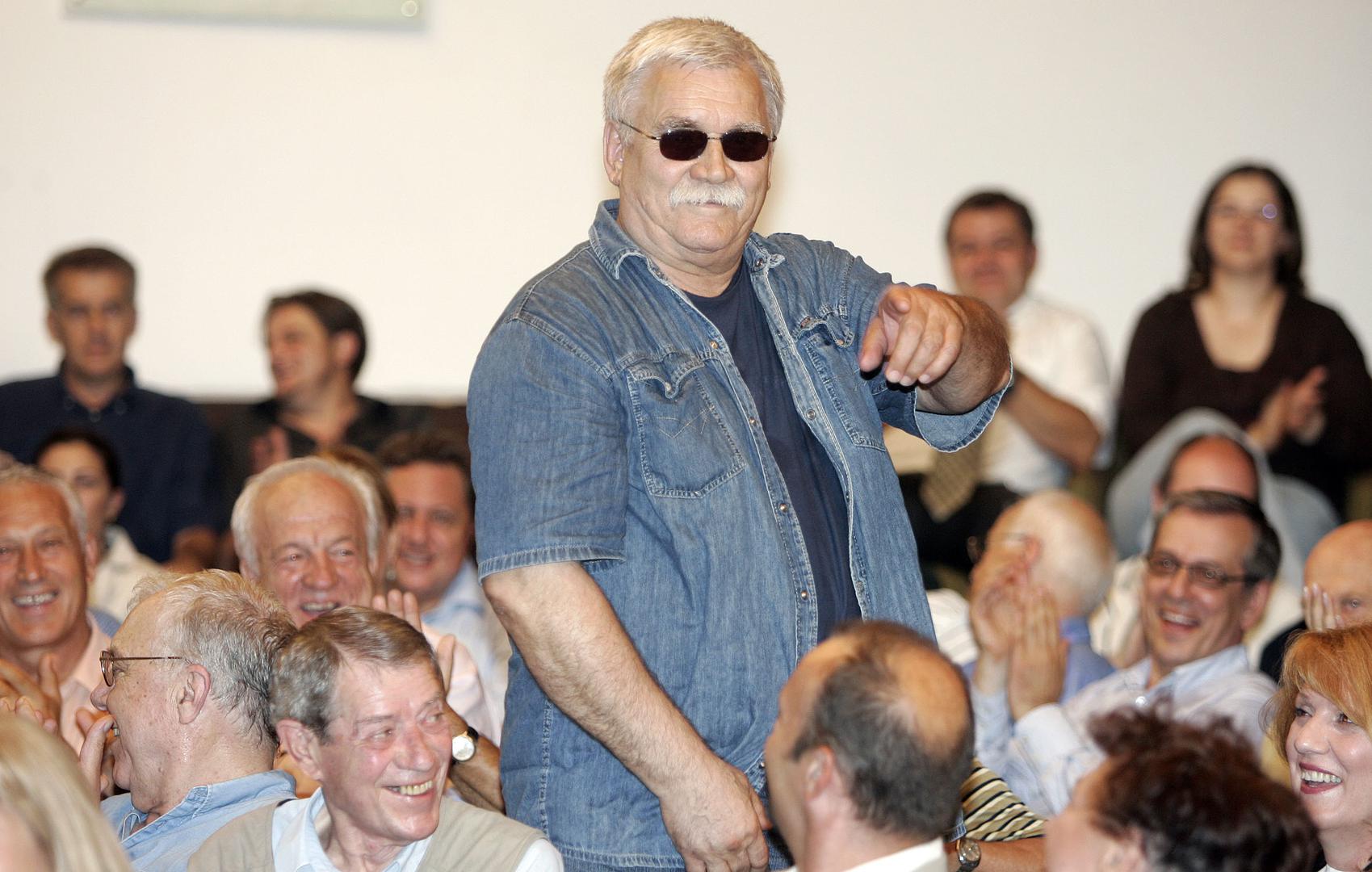 Boris je o njemu govorio kao o glazbenom zanesenjaku, od kojeg je naslijedio umjetnički senzibilitet, iako se sam nije pronašao u glazbi, unatoč ranoj poduci violine. Njegova prava ljubav bila je harmonika, koju, nažalost, nikada nije dobio. Kazalište je otkrio vrlo rano, nastupajući već s dvanaest godina u dječjem kazalištu "Titovi mornari". Gluma mu je, kako je sam govorio, bila ljubav na prvi pogled, ali je zbog nje zapostavio školu, što je izazivalo sukobe s roditeljima. 