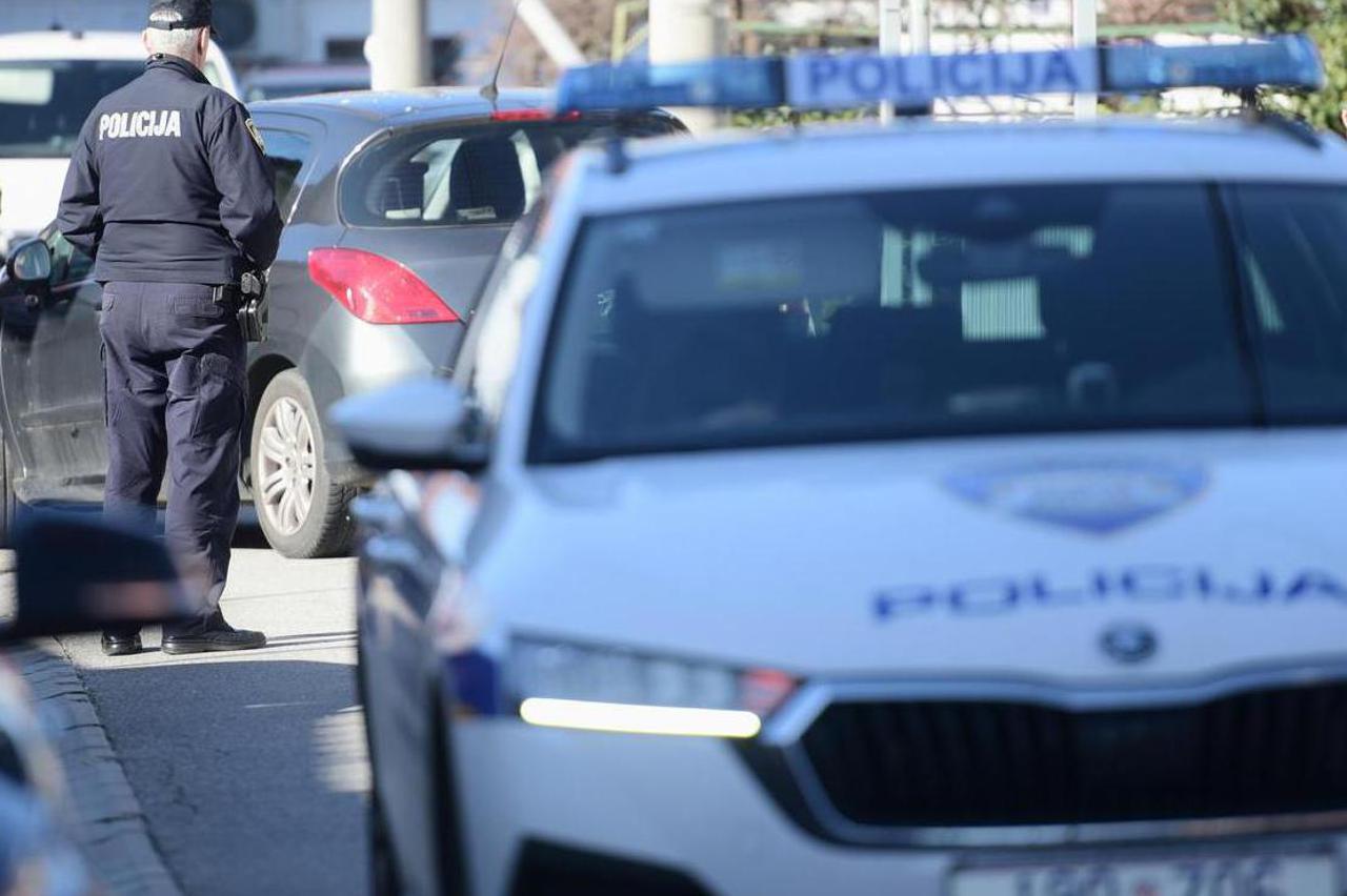 Zagreb: U eksploziji u Dubravi oštećeni su kuća i dva auta, policija provodi očevid