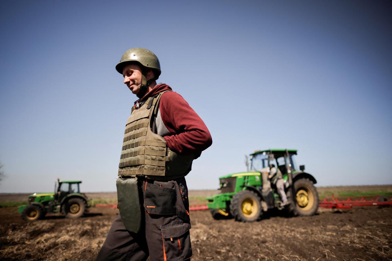 storyeditor/2022-05-13/2022-04-26T125544Z_1368794849_RC2VUT9KIXQJ_RTRMADP_3_UKRAINE-CRISIS-FARMERS-BODY-ARMOUR.JPG