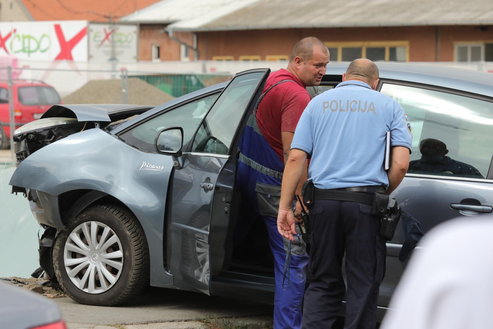 17.09.2021., Osijek - Vozacica osobnog automobila pri pokusaju parkiranja na istocni parking KBC Osijek, izgubila je kontrolu nad vozilom te probila zastitnu ogradu i upala u rupu na gradilistu. Photo: Dubravka Petric/PIXSELL