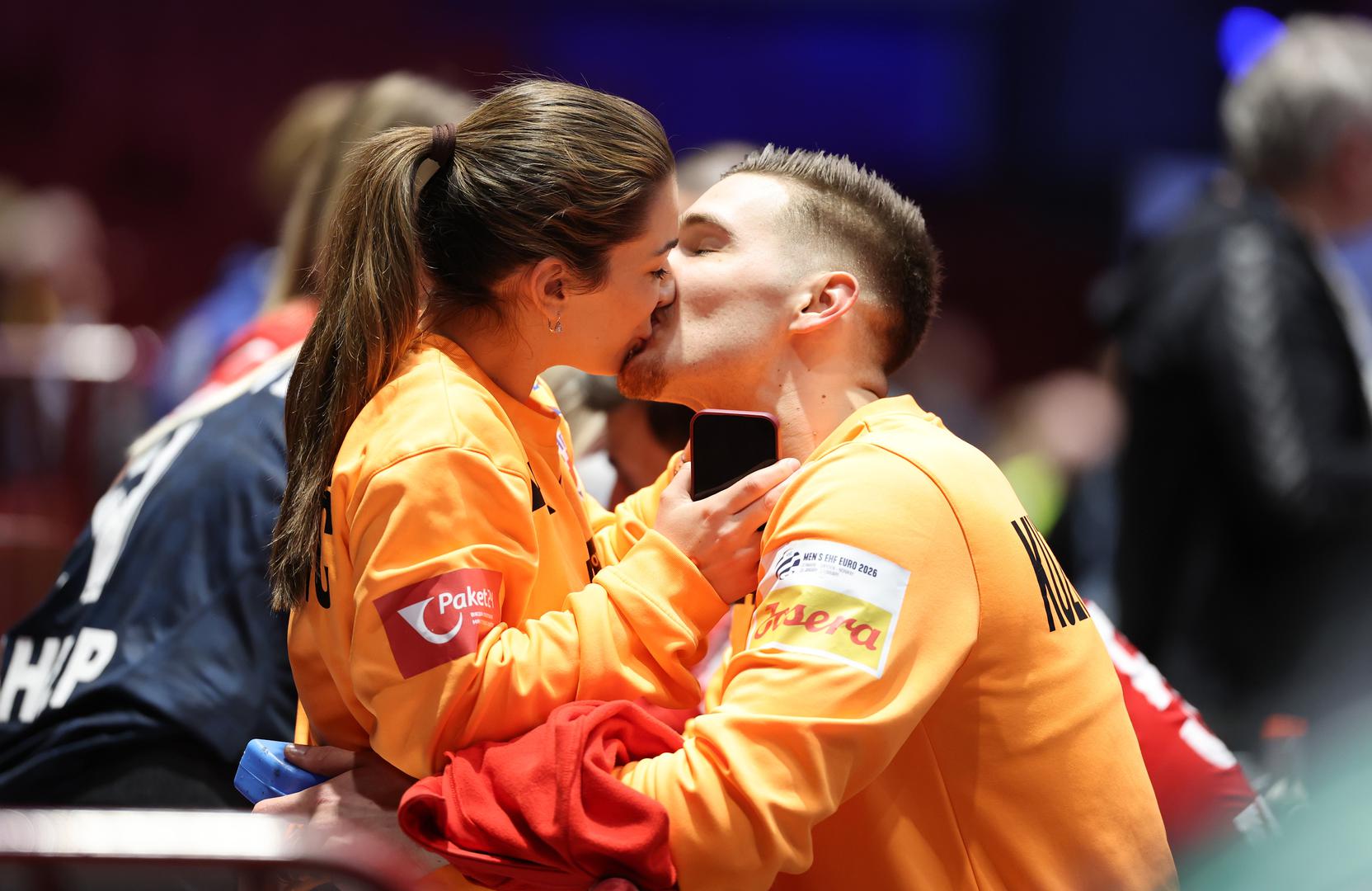 Hrvatska rukometna reprezentacija pobjedila je Sloveniju rezultatom 29:25 i zadržala šansu za polufinale Europskog prvenstva.