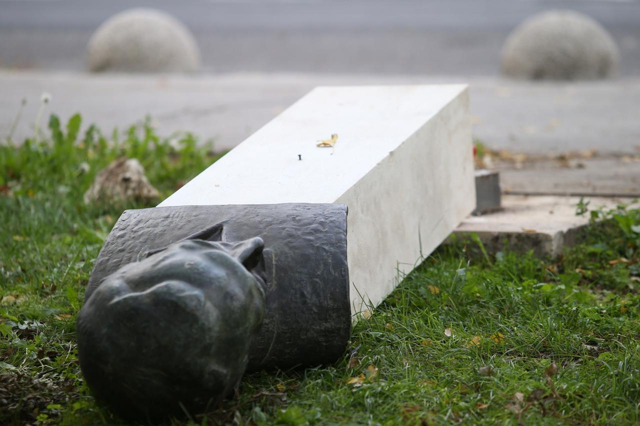 Srušen spomenik Radi Končaru