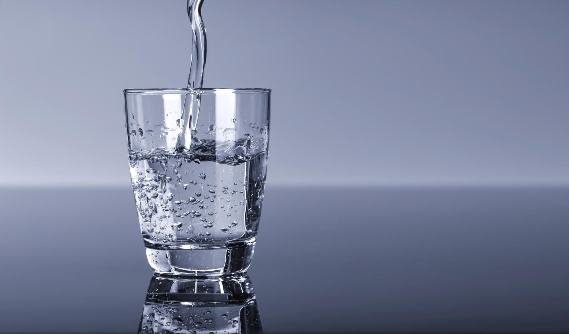 Prema istraživanju provedenom 2001. godine, ispijanje hladne vode može biti uzrok migrena, a kineska medicina smatra da će se poremititi cijeli probavni sustav ako ispijate hladnu vodu ili hladne napitke općenito uz topli obrok jer stvara neravnotežu u želucu. 