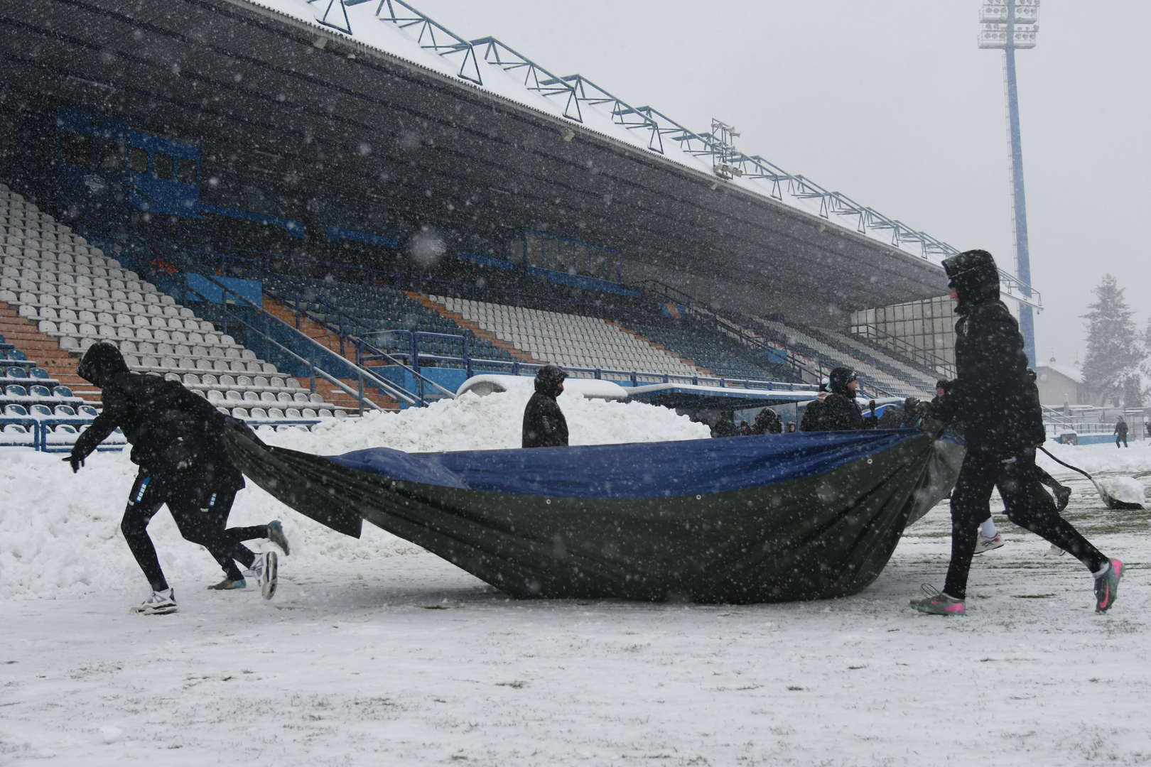 Snijeg je zatrpao travnjak gradskog stadiona te je klub pokrenuo akciju čišćenja na koju je pozvao i navijače.