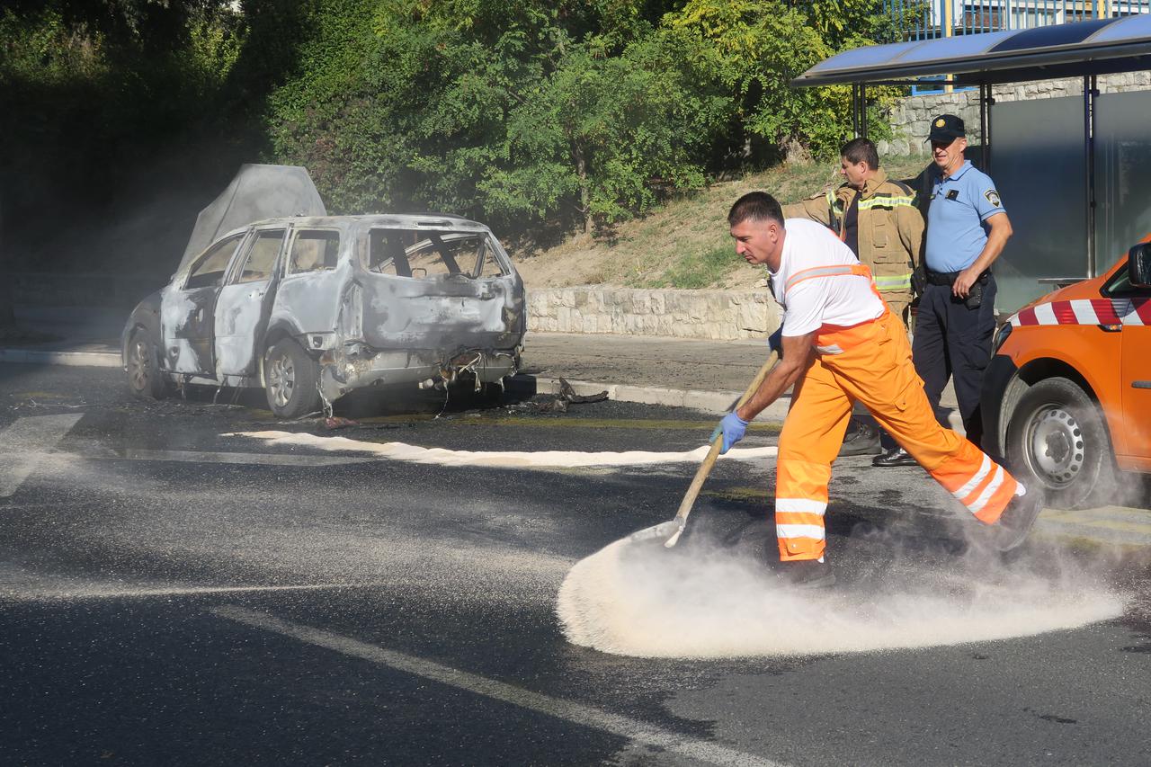 Split: U Ulici Hrvatske mornarice potpuno izgorio automobil