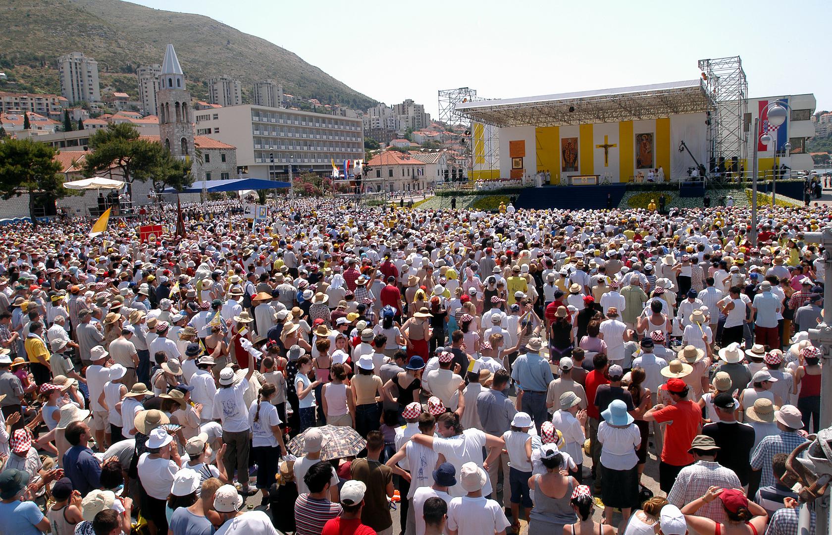 06.06.2003., Dubrovnik, Hrvatska. Sveti otac Ivan Pavao II u svom trecem pohodu Hrvatskoj susreo se s vjernicima u Dubrovniku, gdje je odrzao svetu misu na Gruzu. Photo Sinisa Hancic/PIXSELL