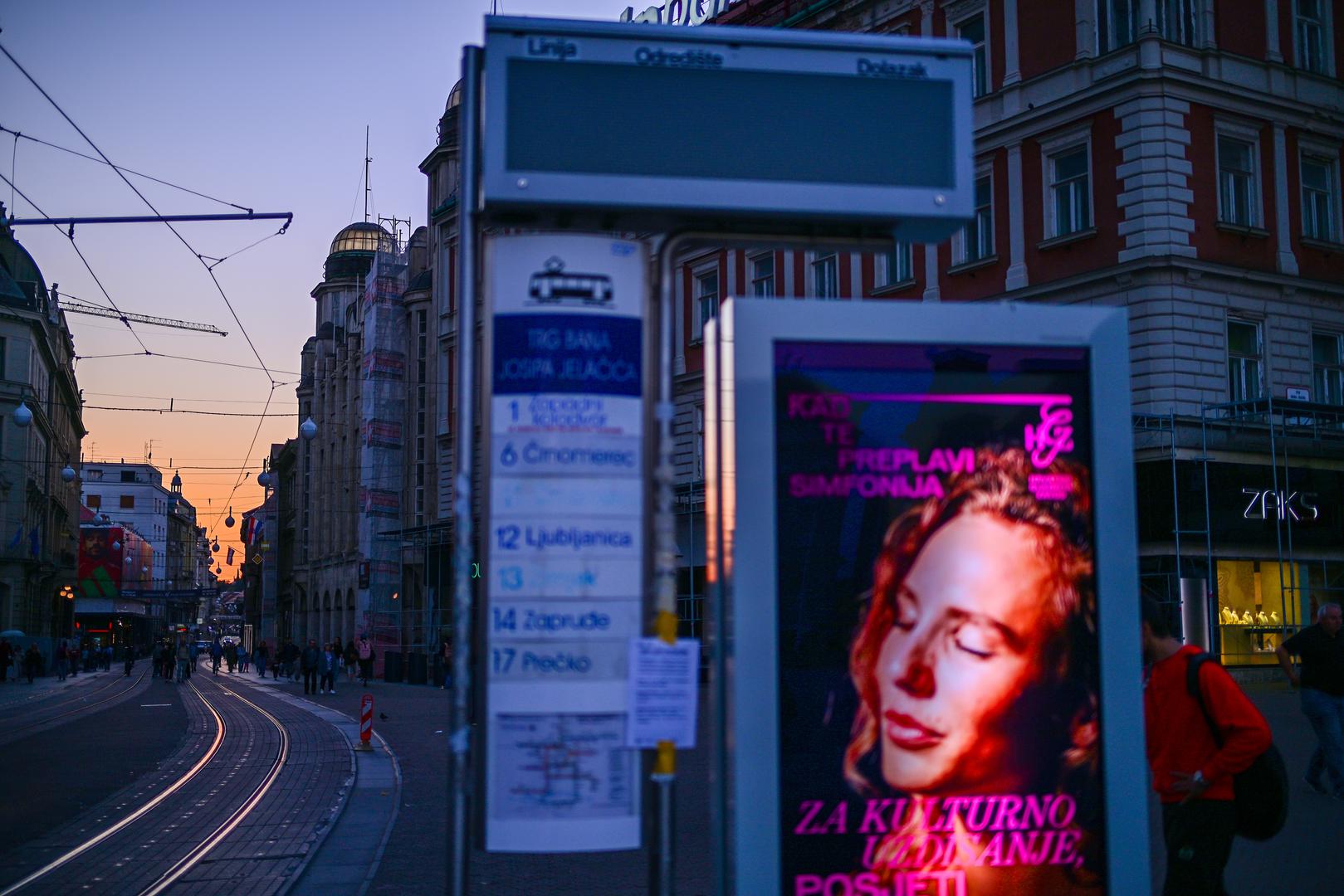 Razlika u odnosu na uobičajeni radni dan bila je golema. Prema podacima Grada, u ovo doba godine zagrebačkim ulicama inače prometuje oko 200 tramvaja i 300 autobusa, a ZET tijekom dana ostvari oko 400 tisuća putovanja.