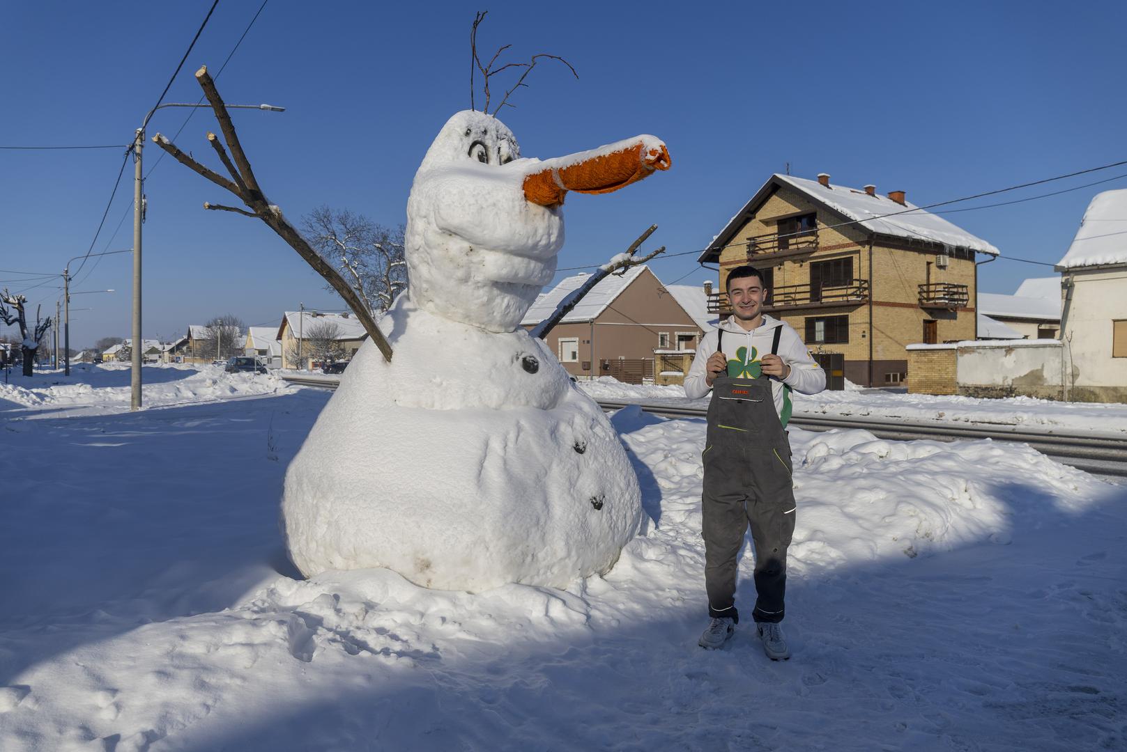 Snježnog junaka izradio je Vukašin Klajić sa svojim prijateljima, a cijeli posao završili su za oko 11 sati. Bez bagera i teške mehanizacije, samo uz pomoć prijatelja Valentina i bratića Nemanje, koji su na kraju dodali detalje poput mrkve i „dotjerali“ Olafa. 