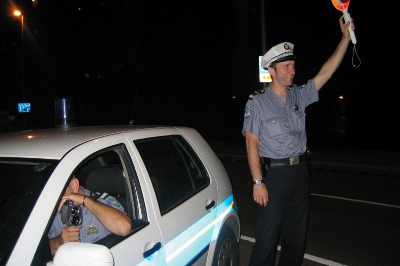'gradska...zgb...05.07.2003.  prometna policija alkotest nocna patrola, promili u krvi  snimila: sandra veljkovic'