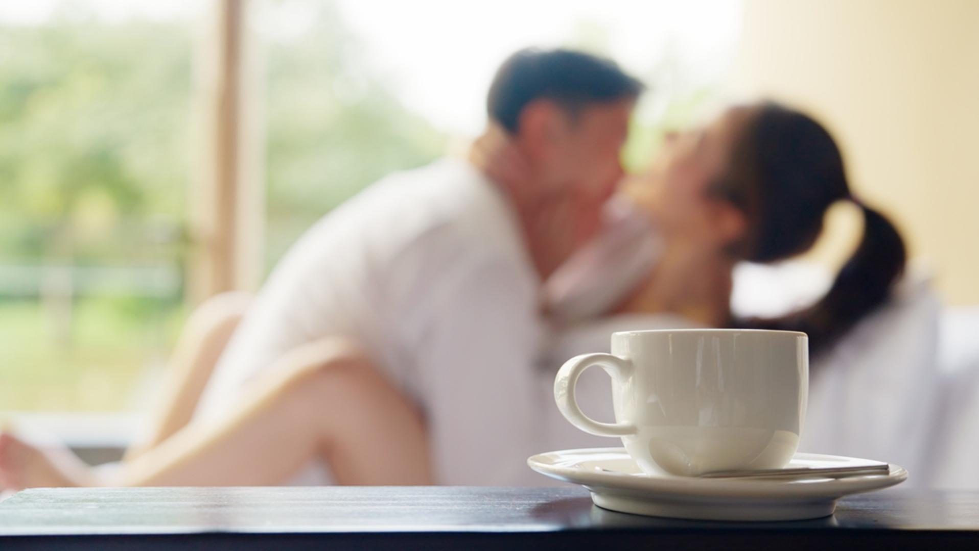 Želja za 'nečim više': Nekima s vremenom postane jasno da ih uobičajeno ne uzbuđuje dovoljno i da imaju specifičnije fantazije ili preferencije. Problem nastaje kad partner ne dijeli isti interes pa se pojavi frustracija ili povlačenje. Pomaže otvoren razgovor o sviđanjima i granicama.