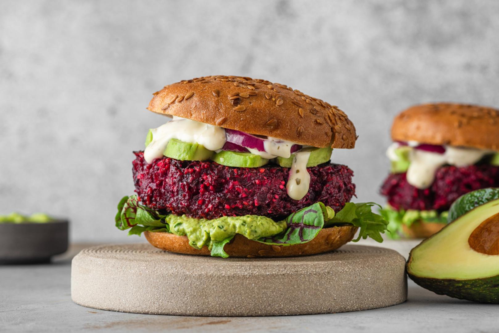 Cikla + zobene: Naribanu ciklu iscijedite, pomiješajte s grahom cannellini, hrenom i jabučnim octom. Zobene pahuljice daju pljeskavicama čvrstoću, a mljeveni kim i korijandar zemljanu dubinu. Ohladite smjesu pa ispecite; kontrast s kremastim kozjim osigurat će vam vrhunski doživljaj. U veganskoj varijanti zamijenite kozji sir namazom od indijskih oraščića.