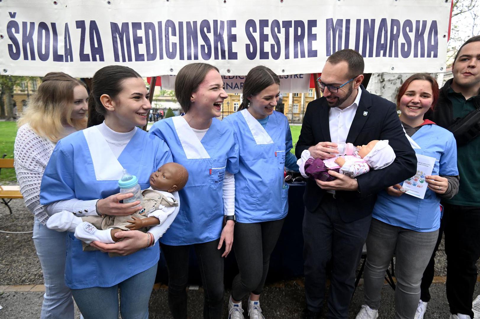 12.05.2023., Zagreb - Gradski ured za obrazovanje, sport i mlade ove godine po 17. put organizira manifestaciju Dojdi osmas, Zagreb te zove, tijekom koje srednje skole Grada Zagreba predstavljaju svoje obrazovne programe ucenicima osmih razreda osnovnih skola kako bi im odluku o izboru primjerene skole i nastavku obrazovanja ucinile sto laksom. Gradonacelnik Tomislav Tomasevic Photo: Marko Lukunic/PIXSELL