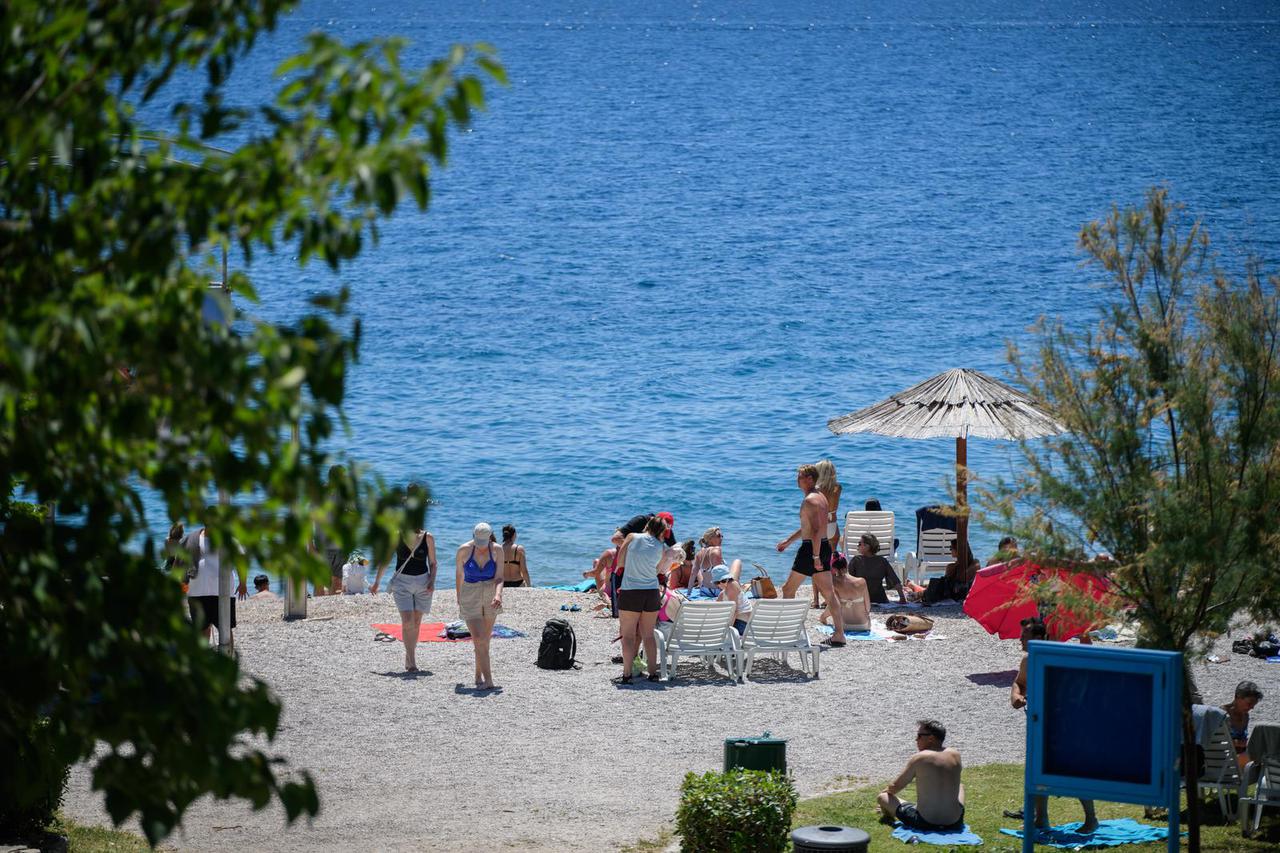 Zadar: Kupači iskoristili sunčan dan na gradskoj plaži Kolovare