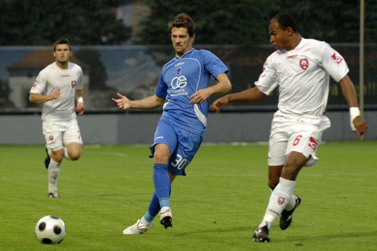 \'02.10.2010., Varazdin - Nogometna utakmica 10. kola Prve HNL izmedju NK Varazdin i NK Zagreb. Davor Vugrinec i Sena. Photo: Vjeran Zganec-Rogulja/PIXSELL\'