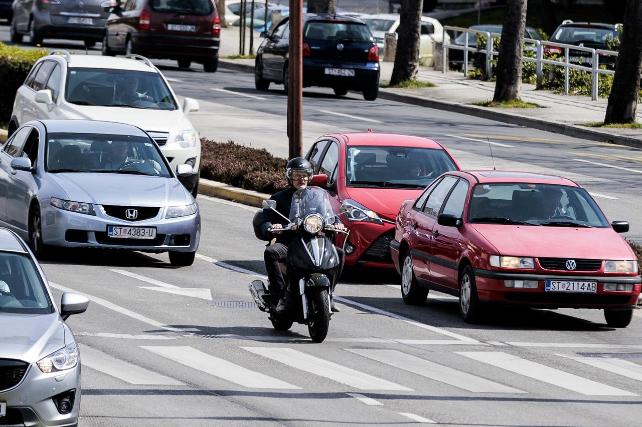 Split: Prestanak obveze paljenja svjetala danju ne vrijedi za vozače motocikala i mopeda