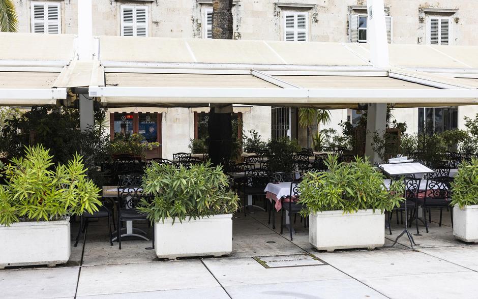 Na dijelu terasa na Rivi nije bilo navijača