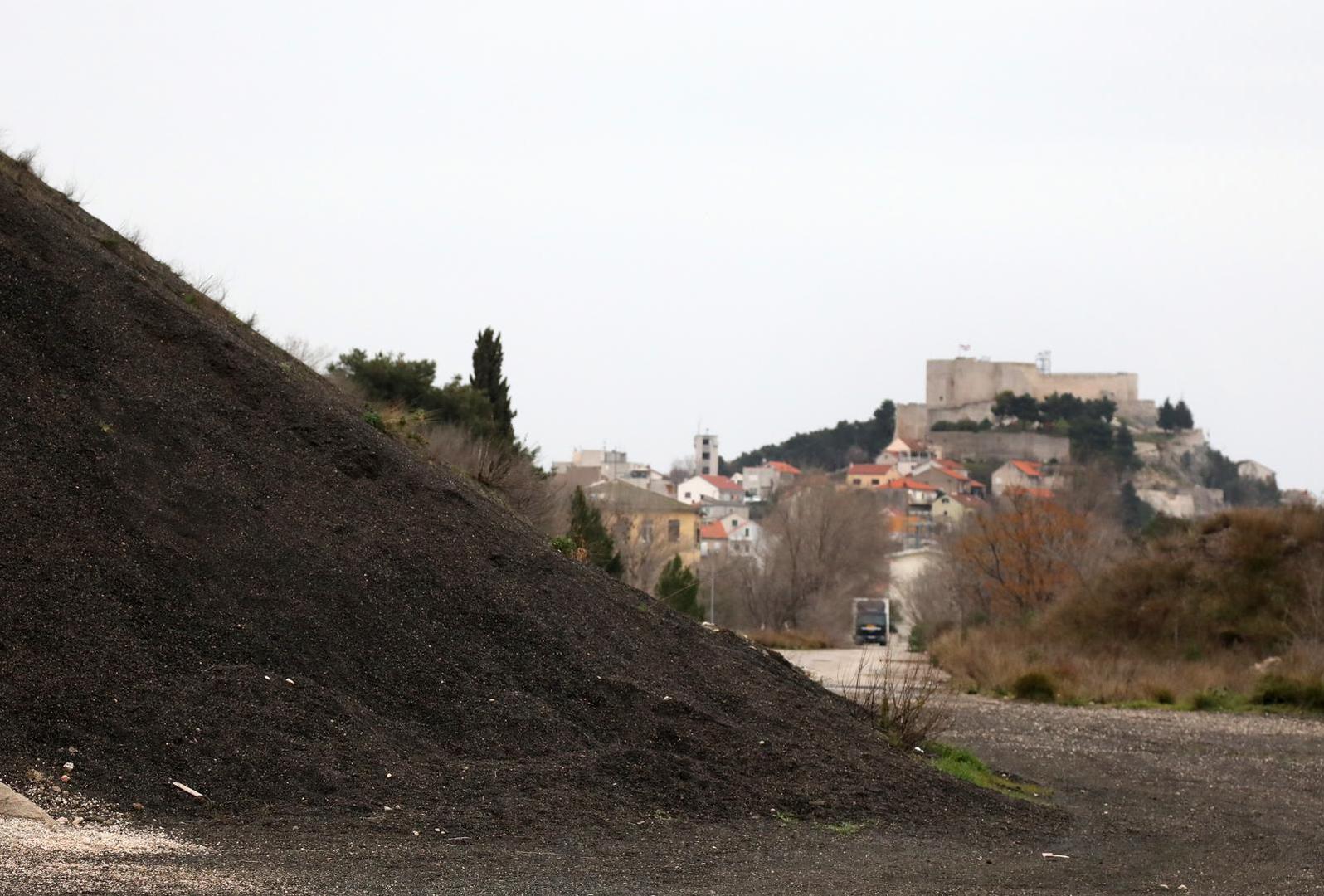 25.02.2023., Sibenik - Ostaci otpadne troske na terenu bivse tvornice elektroda i feroleguta TEF u Sibeniku.
  Photo: Dusko Jaramaz/PIXSELL
