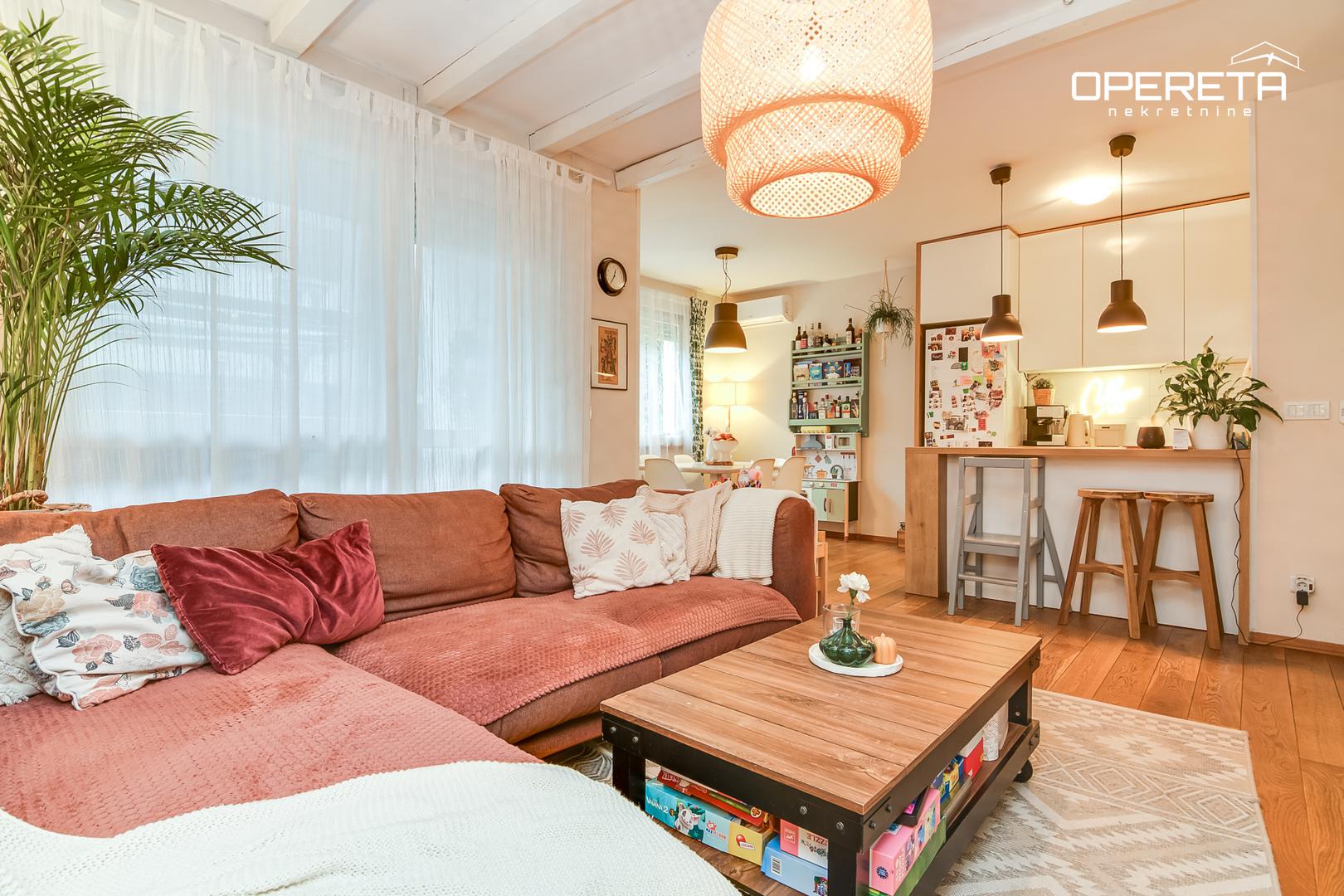 Stan se sastoji od dvije spavaće sobe, prostranog dnevnog boravka povezanog s kuhinjom i blagovaonicom, te izlazom na natkrivenu terasu i vlastiti vrt. 