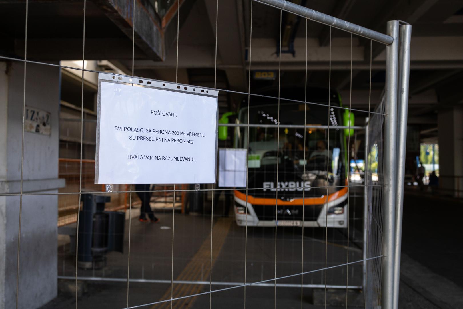 Autobusni kolodvor Zagreb već se godinama suočava s kritikama zbog dotrajale infrastrukture i lošeg održavanja. Putnici se često žale na stanje perona i objekta kroz koji svakodnevno prolaze tisuće ljudi, dok gradske vlasti paralelno najavljuju višemilijunska ulaganja i obnovu.