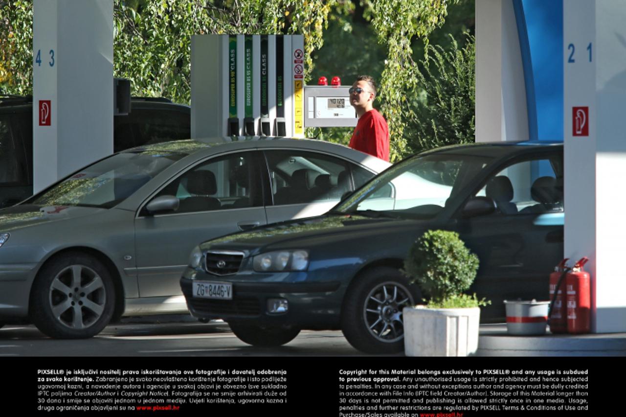 '30.10.2012., Miramarska, Zagreb - Benzinska postaja INA u Miramarskoj. Cijene na benzinskim postajama od ponoci bi trebale biti nize. Ilustracija.  Photo: Sanjin Strukic/PIXSELL'