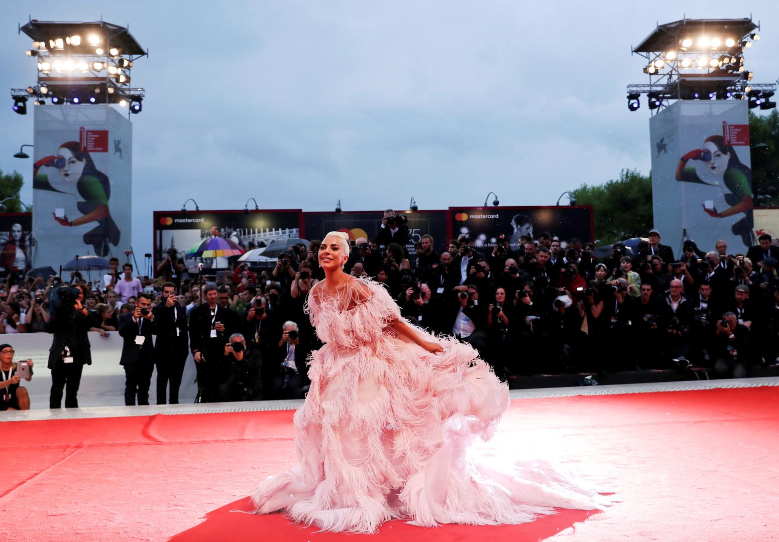 Pop zvijezda Lady Gaga debitirala je na ovogodišnjoj venecijanskoj Mostri dugometražnim filmom "Zvijezda je rođena" u režiji Bradleyja Coopera a prve kritike govore da je u Veneciji doista rođena nova filmska zvijezda.