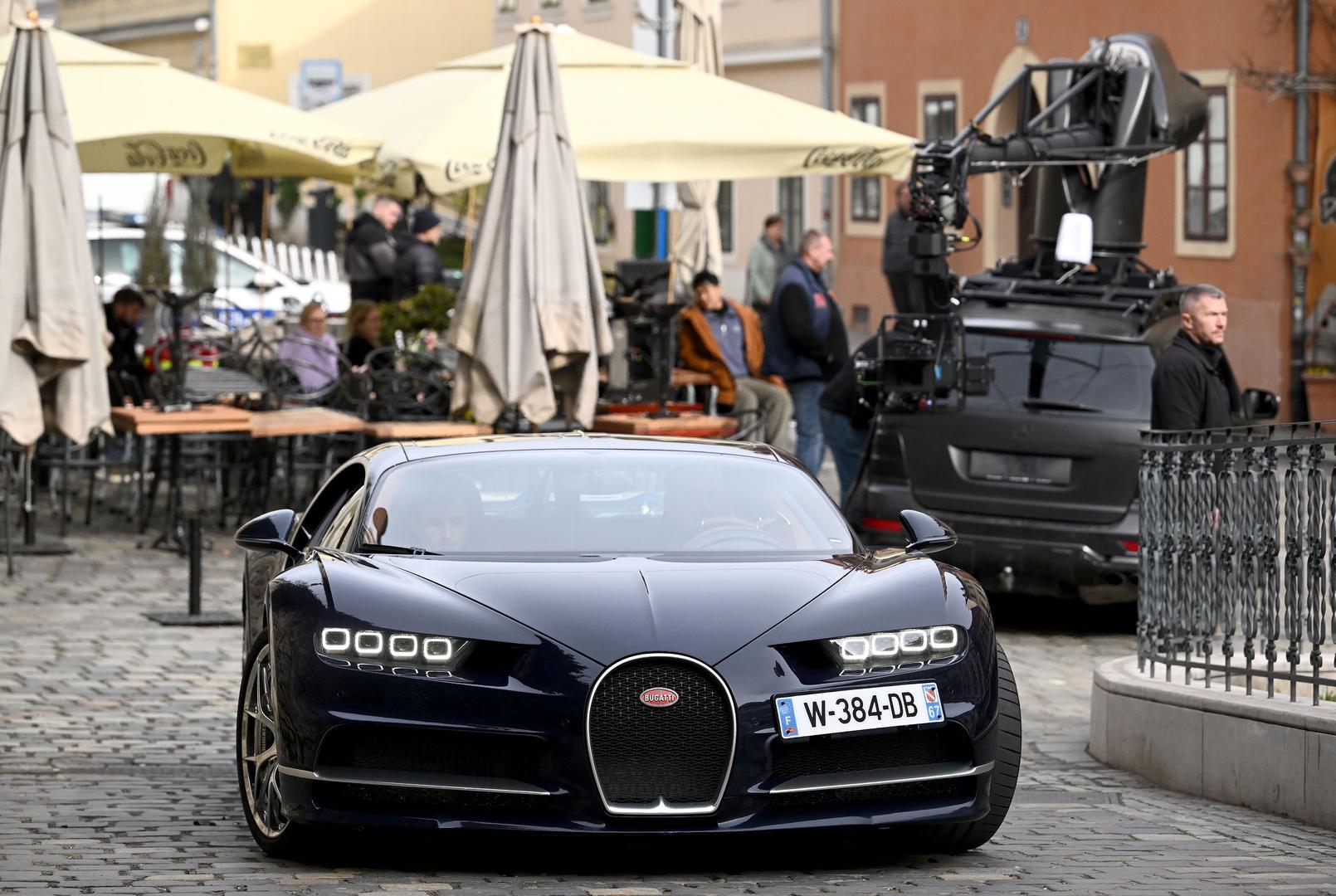 Moćna jurilica Bugatti Chiron okupirala je danas pažnju prolaznika u Zagreba. Riječ je, inače, o jednom od najskupljih sportskih automobila na svijetu. 