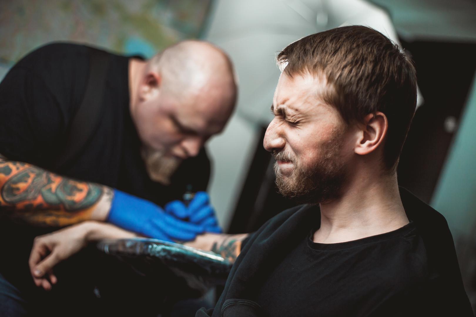 Profesionalni tattoo majstori svakodnevno se susreću s posljedicama takvih izbora, svjedočeći pričama o propalim vezama, zastarjelim motivima i loše izvedenim radovima. Prema jednom istraživanju, gotovo polovica tetoviranih osoba u nekom je trenutku zažalila zbog barem jedne tetovaže, a većina tih osjećaja javi se unutar prve godine, posebno ako je tetovaža napravljena prije dvadeset pete godine.