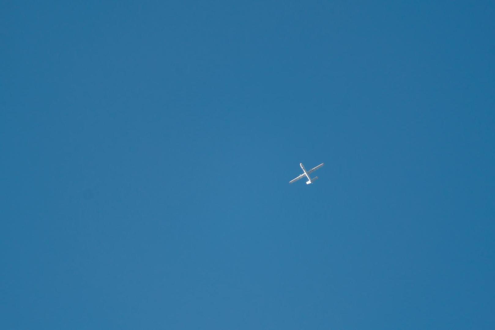 5. Hermes 900 (Izrael): Koristi se za nadzor ilegalnog ribolova, pomoć u katastrofama te vojne misije. Može nositi do 350 kilograma senzora i komunikacijske opreme.