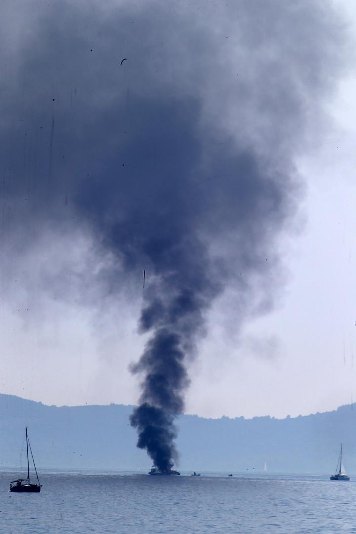  Bračni par koji se nalazio na zapaljenoj jedrilici prevezen je u Split gdje je popodne počela istraga o uzrocima nesreće koju zajednički vode lučka kapetanija, policija i državno odvjetništvo. Kako se doznaje, u požaru jedrilice nije došlo do onečišćenja mora.