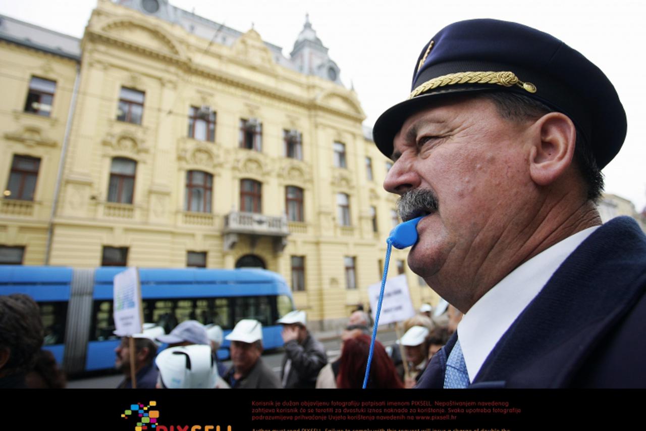 '25.10.2011., Zagreb - Prosvjed radnika Hrvatskih Zeljeznica. Prosvjednici su se okupili na Glavnom zeljeznickom kolodvoru od kuda su krenuli prema Ministarstvu pomorstva, prometa i veza. Photo: Slavk