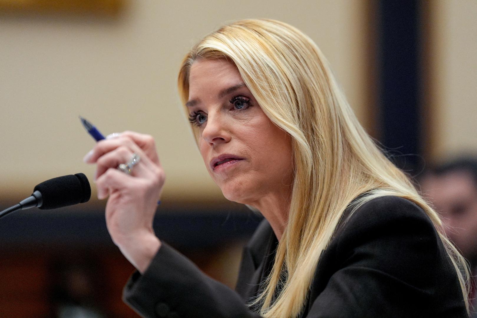 Pam Bondi američka je pravnica i političarka rođena 1965. godine u saveznoj državi Floridi. Karijeru je započela kao tužiteljica, a širu prepoznatljivost stekla je kada je izabrana za državnu odvjetnicu Floride, gdje je obnašala dužnost od 2011. do 2019. godine. 