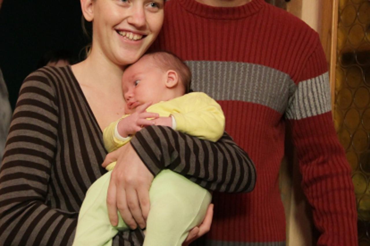 '26.10.2011., Koprivnicki Bregi - Mladi par Mateja Vugrin (17) i Stanko Zidov (25) i jednomjesecni sincic Dorijan, snimljeni u kuci Stankove sestre Stanke Horvat kod koje su se skrivali od policije ko