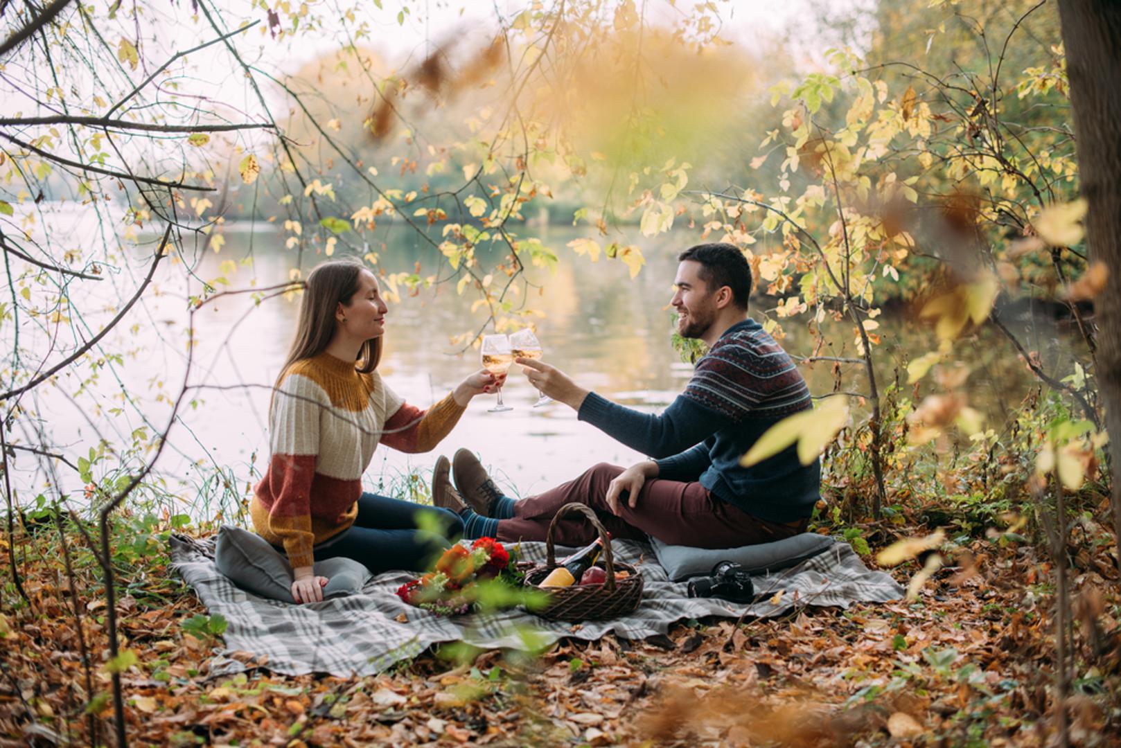Ribe: Sanjarima među horoskopskim znakovima vlada Neptun, planet mašte i iluzija. Ribe su emotivne, umjetnički nastrojene i često bježe u svijet snova. Idealni spojevi uključuju posjet umjetničkom muzeju, odlazak na izložbu ili piknik uz vodu – sve što hrani njihovu romantičnu dušu.
