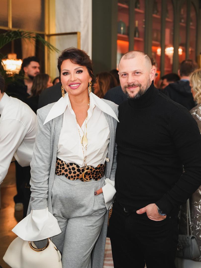 - Hvala vam, kada vas sve tu vidim i Sandi i Boytronic... svi su tu od mojih početaka i ove mlade snage koje nisu više tako mlade snage, to su već nove legende: Kedžo, ToMa, Franka, Zsa Zsa, dakle svi mladi na čijim leđima će ostati ova scena. Hvala Vam puno što ste došli i evo mogla bih se rasplakati, ali to su već moje godine...