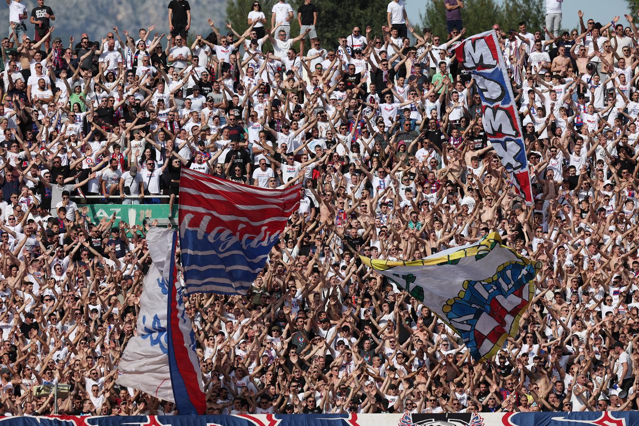 Split: Navijači na nogometnoj utakmici Hajduk i Dinamo na Poljudu