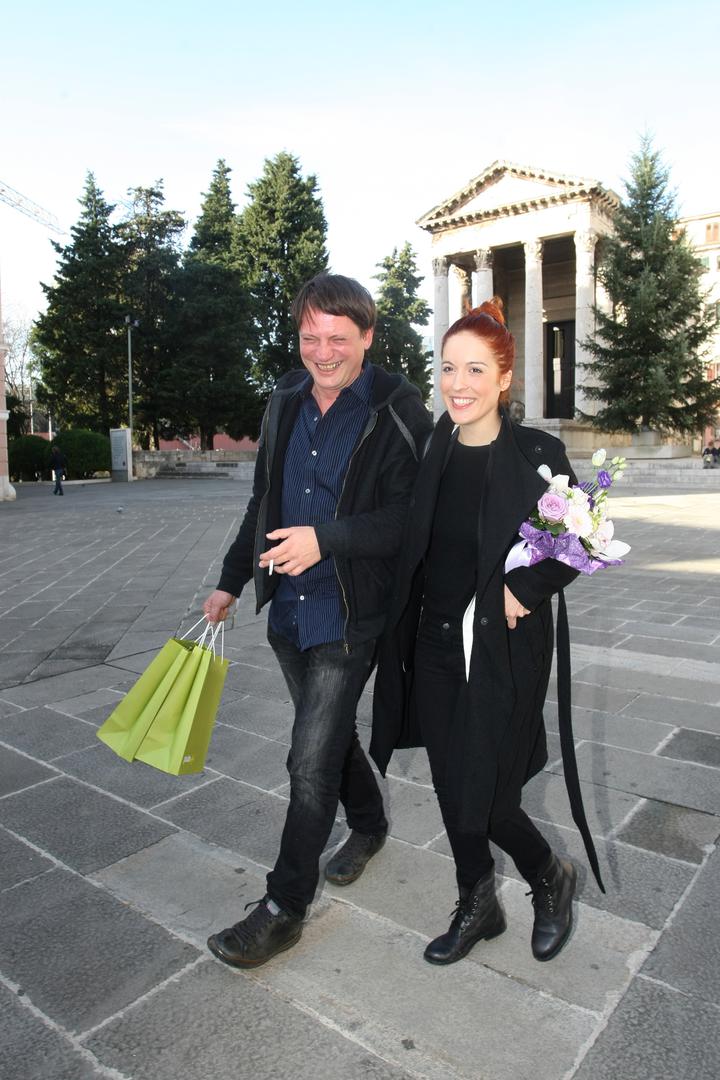 Osim što je uspješna u profesionalnom životu, Helena je ponosna majka troje djece, a koju ima s redateljem Daliborom Matanićem.