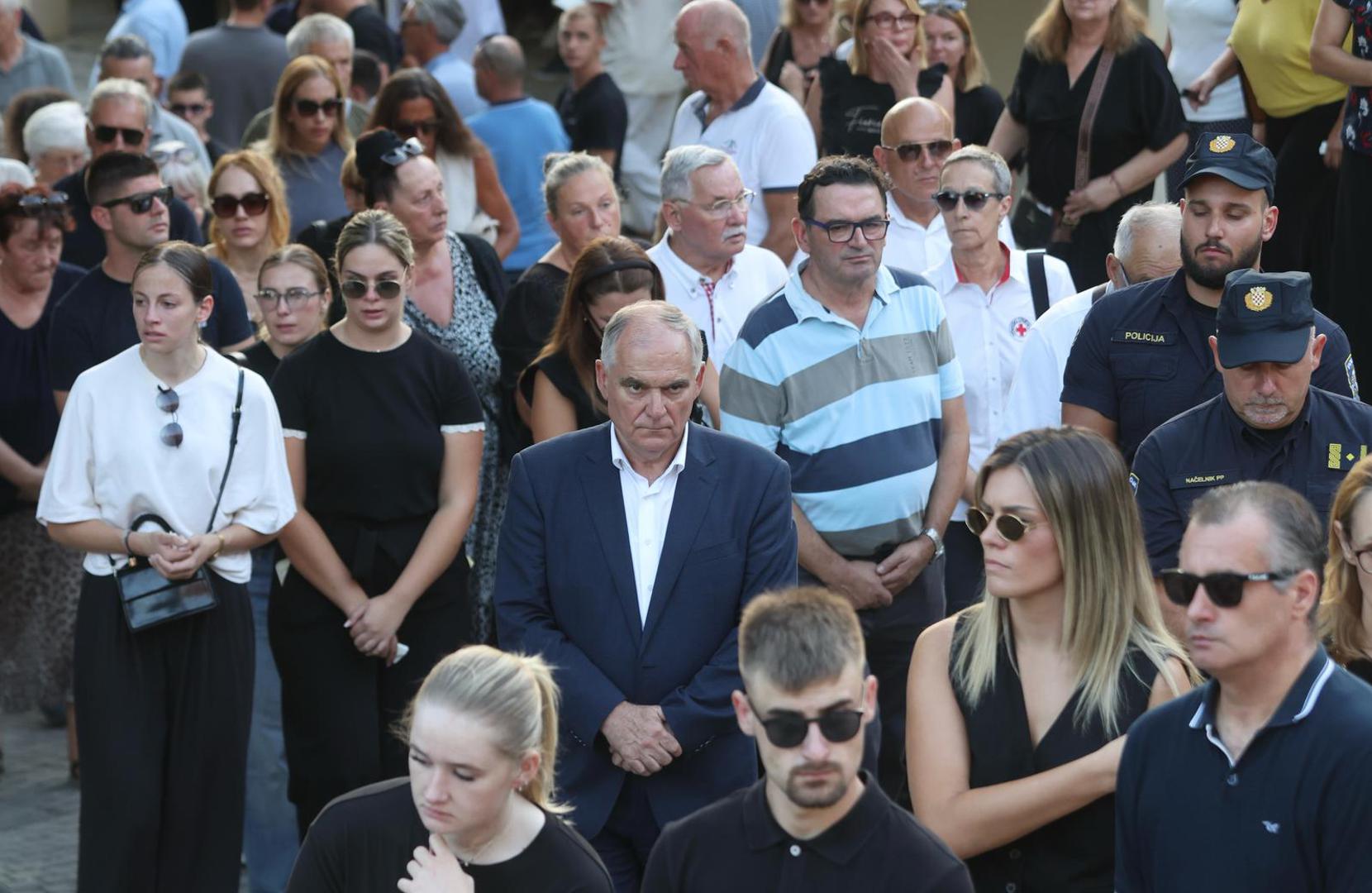 Od dugogodišnjeg vatrogasca, bivšeg zapovjednika DVD-a Omiš te jednog od osnivača DVD-a Kučiće i Gata, oprostili su se obitelj, prijatelji, kolege vatrogasci i brojni sumještani. 

