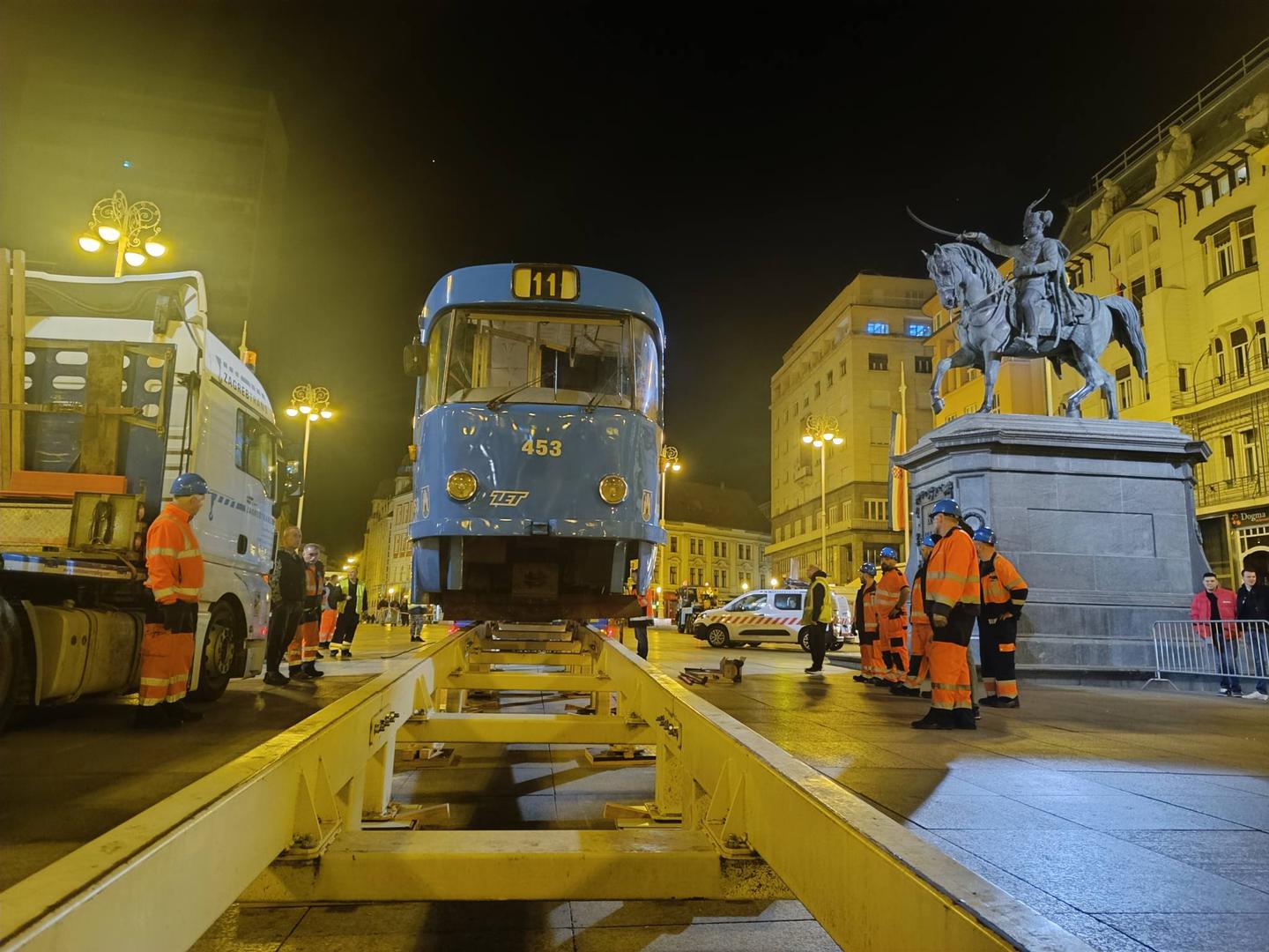 Stare željezničke tračnice postavljene su nedaleko samog spomenika banu Jelačiću, a na njih je postavljen i tramvaj, linija 11.