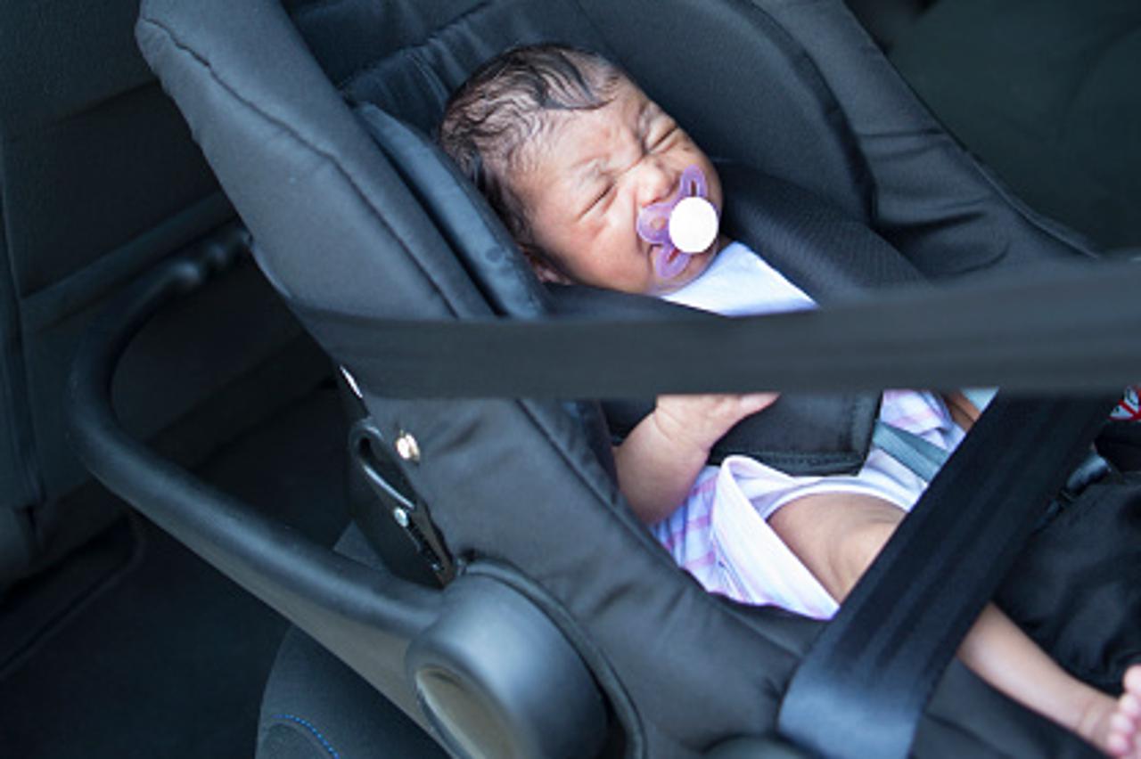beba u automobilu