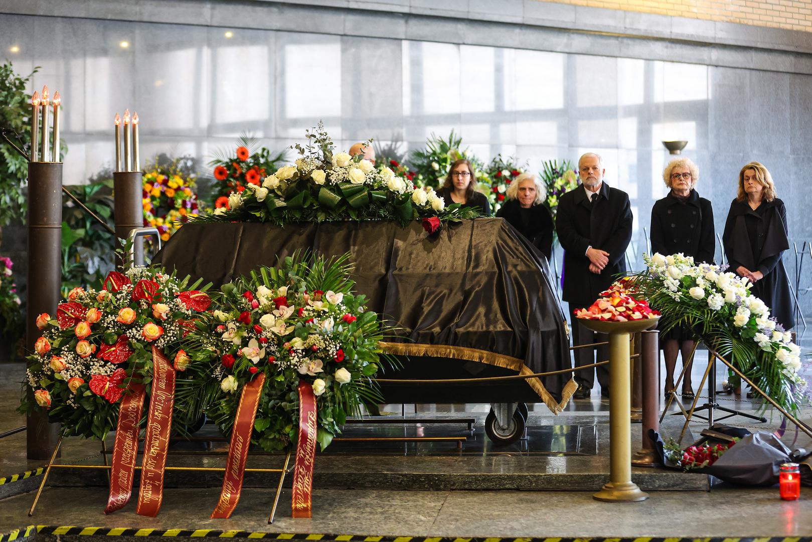 Državno sudbeno vijeće u ponedjeljak je odlučio da će Vrhovni sud do izbora nove osobe na čelu najvišeg sudskog tijela voditi sutkinja Gordana Jalšovečki, bivša Dobronićeva zamjenica. Na dužnosti predsjednika Državnog izbornog povjerenstva Dobronića će zamijeniti predsjednik građanskog odjela Vrhovnog suda Damir Kontrec.